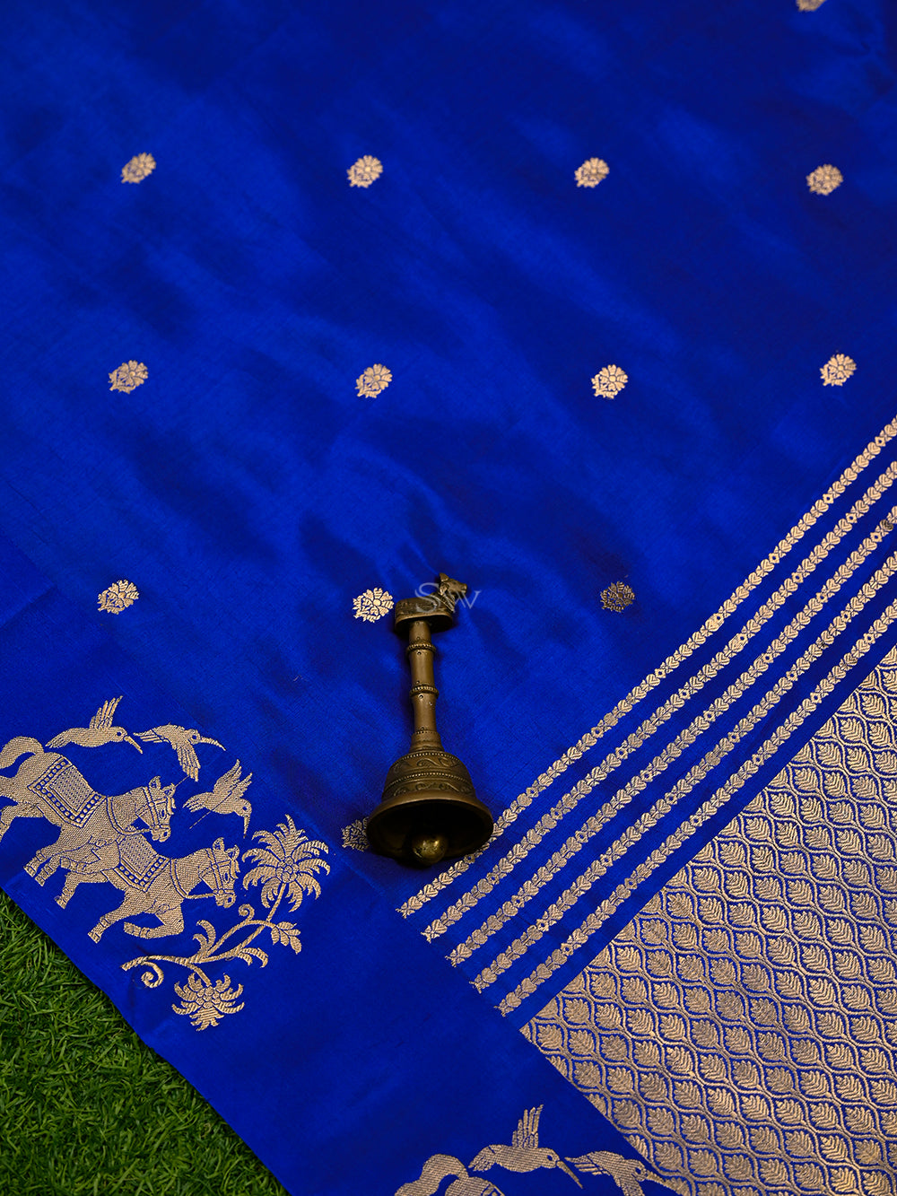 Dark Royal Blue Booti Katan Silk Handloom Banarasi Saree