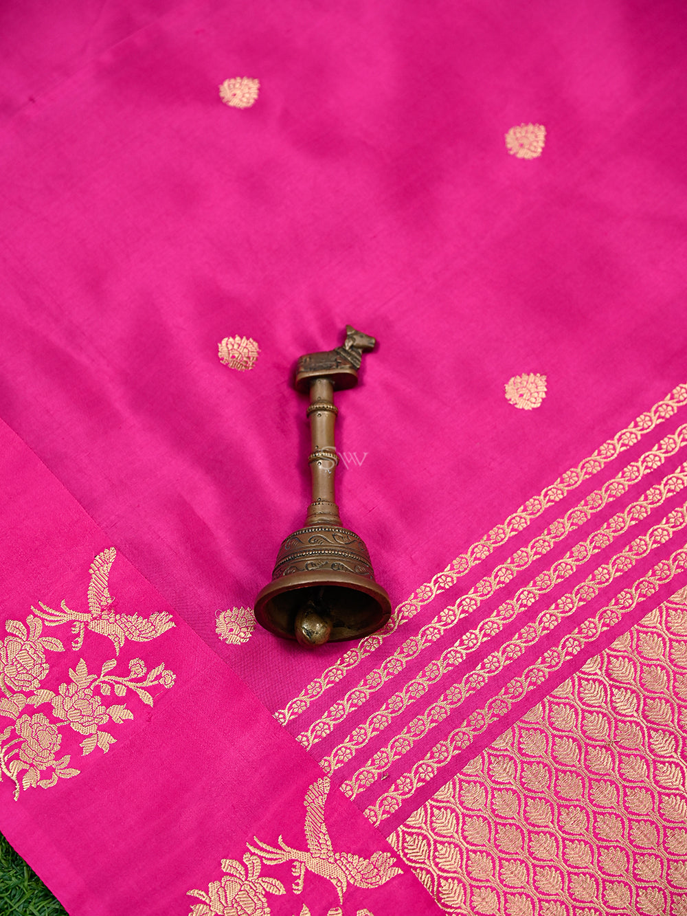 Magenta Booti Katan Silk Handloom Banarasi Saree