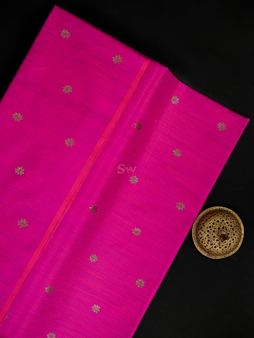Magenta Booti Dupion Silk Handloom Banarasi Saree