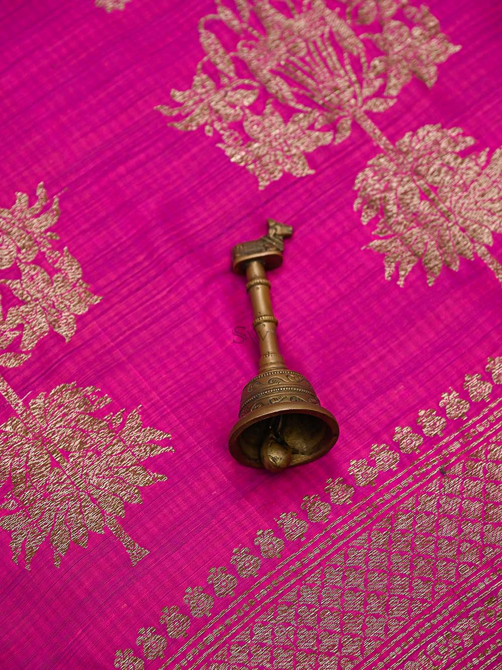 Magenta Booti Dupion Silk Handloom Banarasi Saree