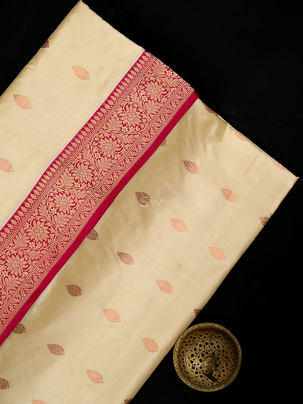 Cream Boota Katan Silk Handloom Banarasi Saree