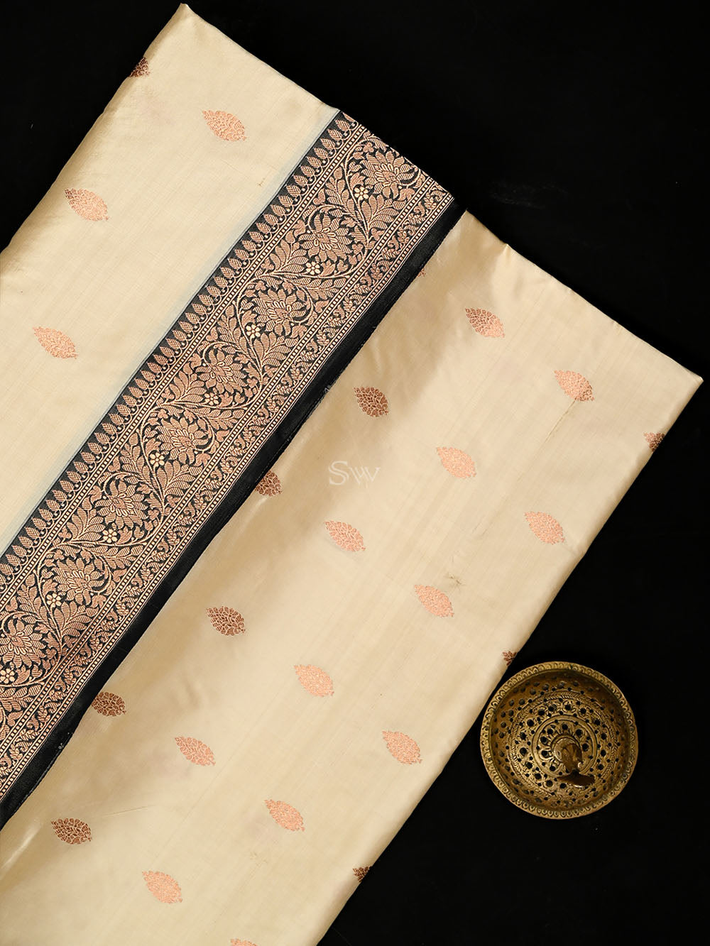 Cream Boota Katan Silk Handloom Banarasi Saree