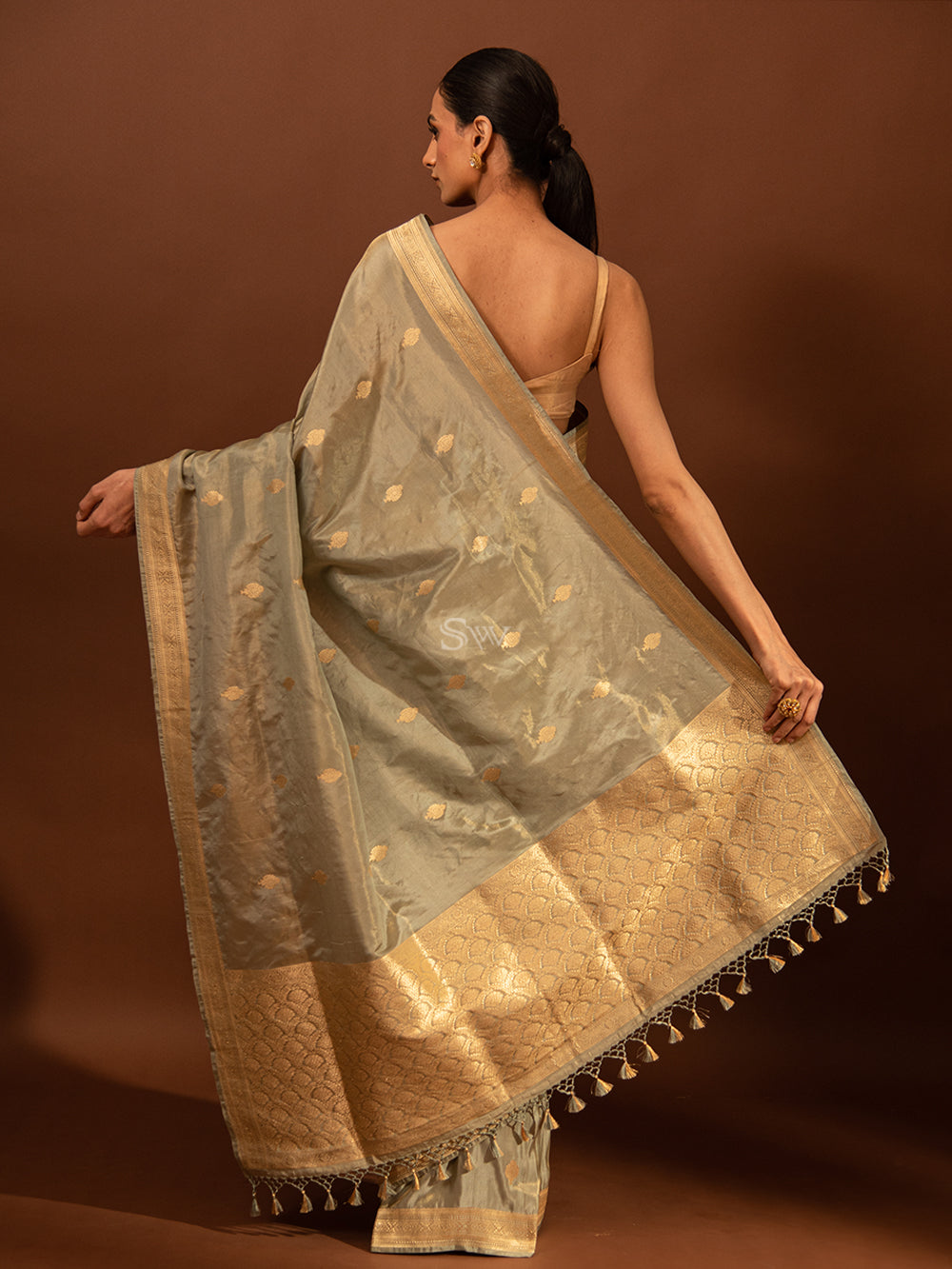 Grey Booti Katan Tissue Handloom Banarasi Saree - Sacred Weaves