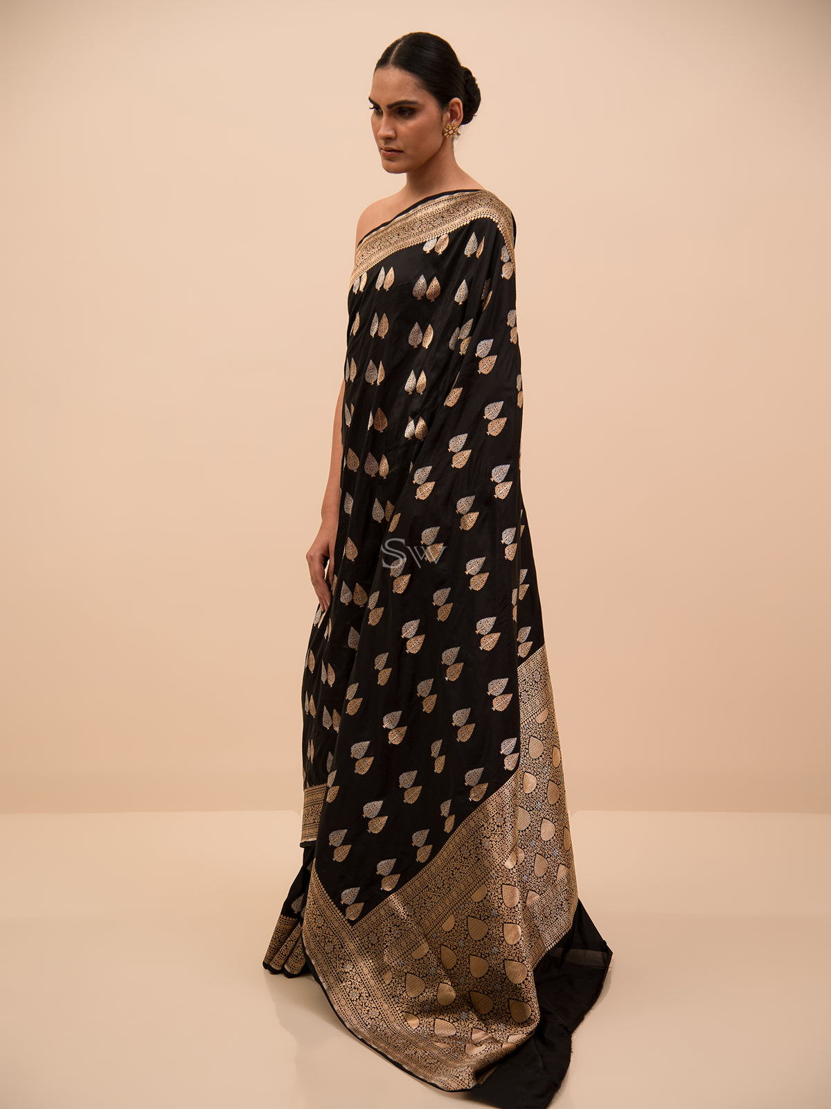 Black Booti Katan Silk Handloom Banarasi Saree - Sacred Weaves