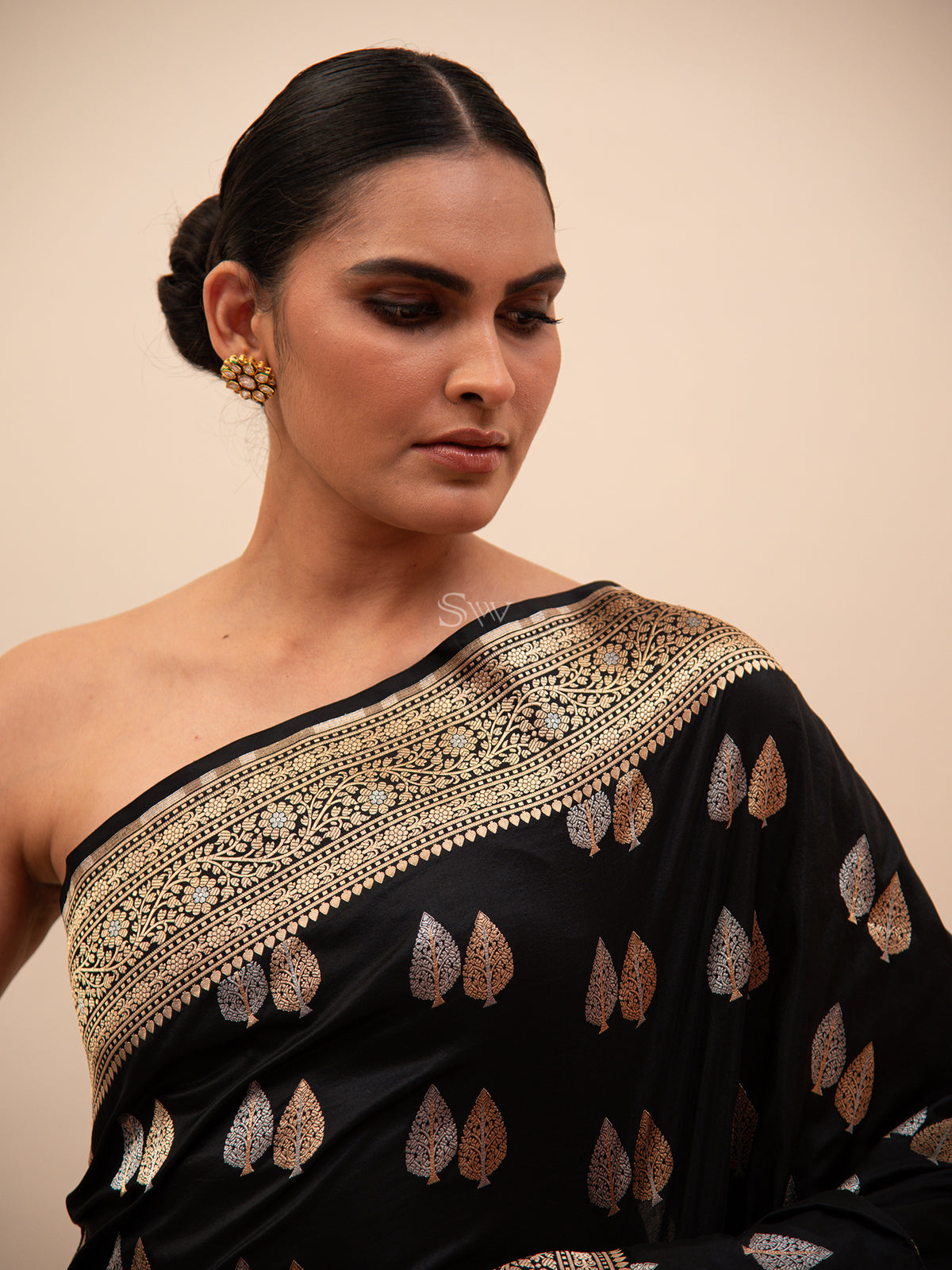 Black Booti Katan Silk Handloom Banarasi Saree - Sacred Weaves