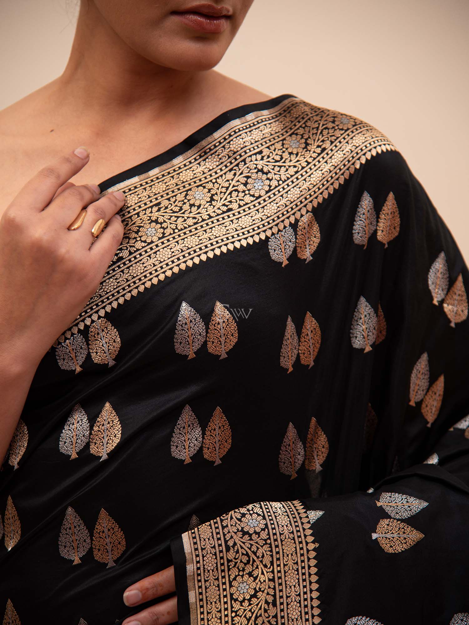 Black Booti Katan Silk Handloom Banarasi Saree - Sacred Weaves