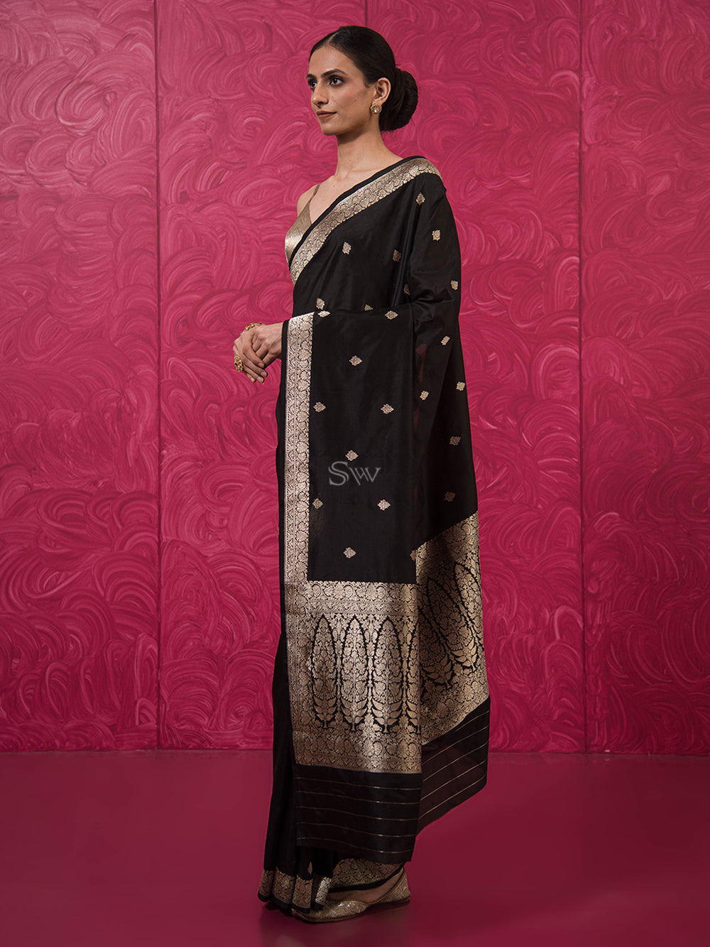 Black Booti Katan Silk Handloom Banarasi Saree - Sacred Weaves