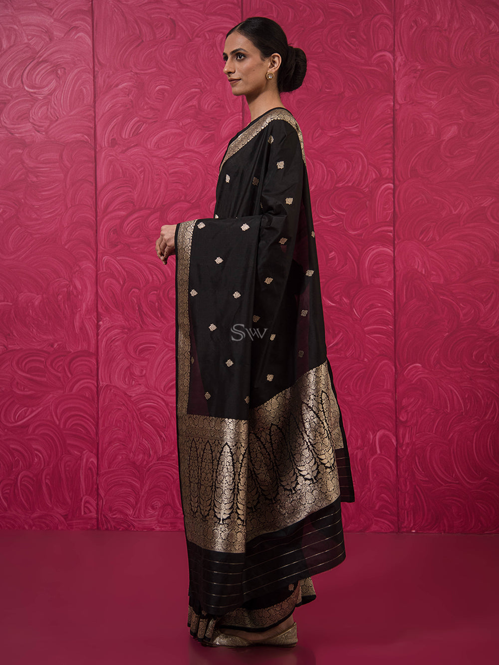 Black Booti Katan Silk Handloom Banarasi Saree - Sacred Weaves