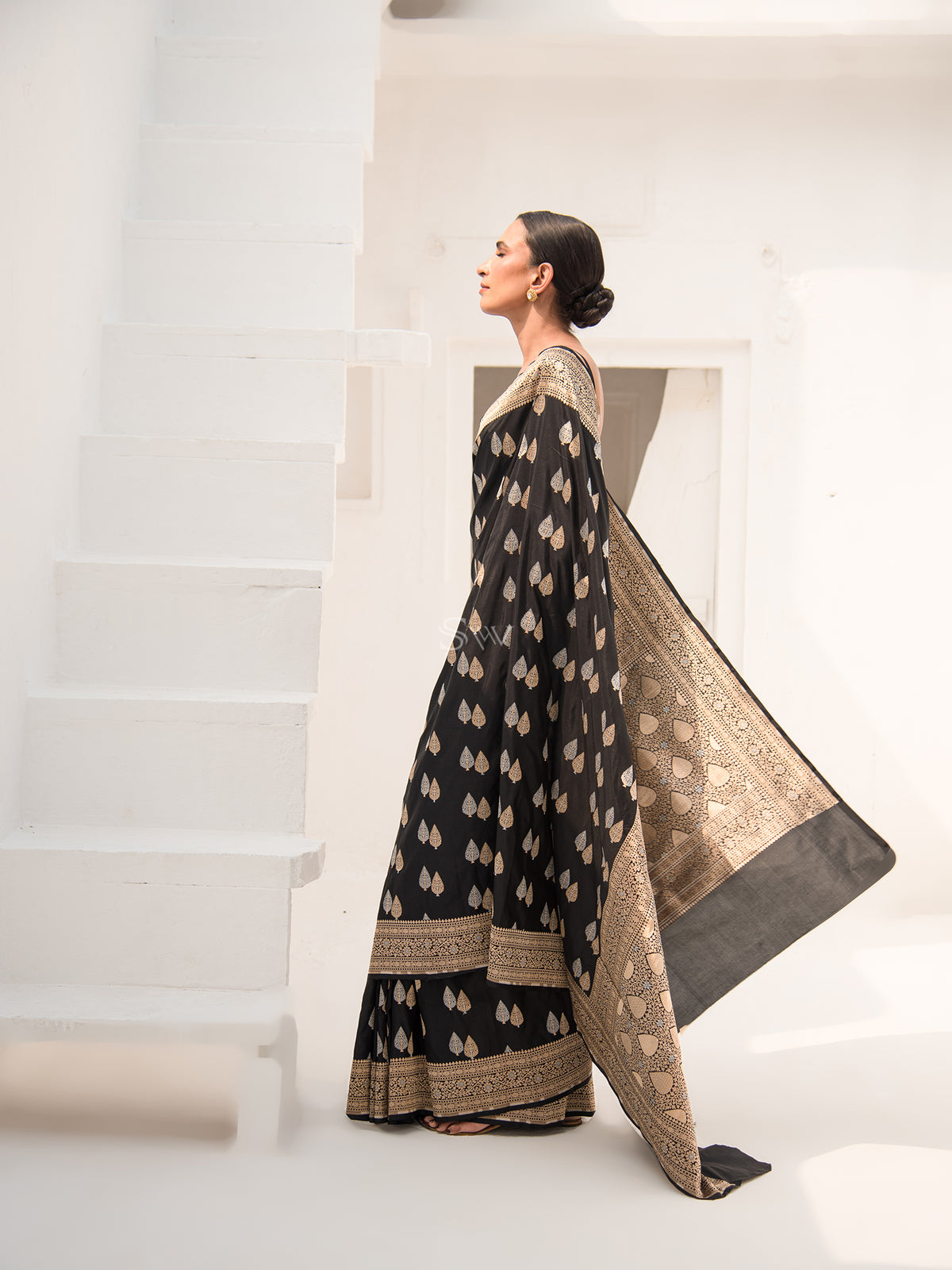 Black Booti Katan Silk Handloom Banarasi Saree - Sacred Weaves
