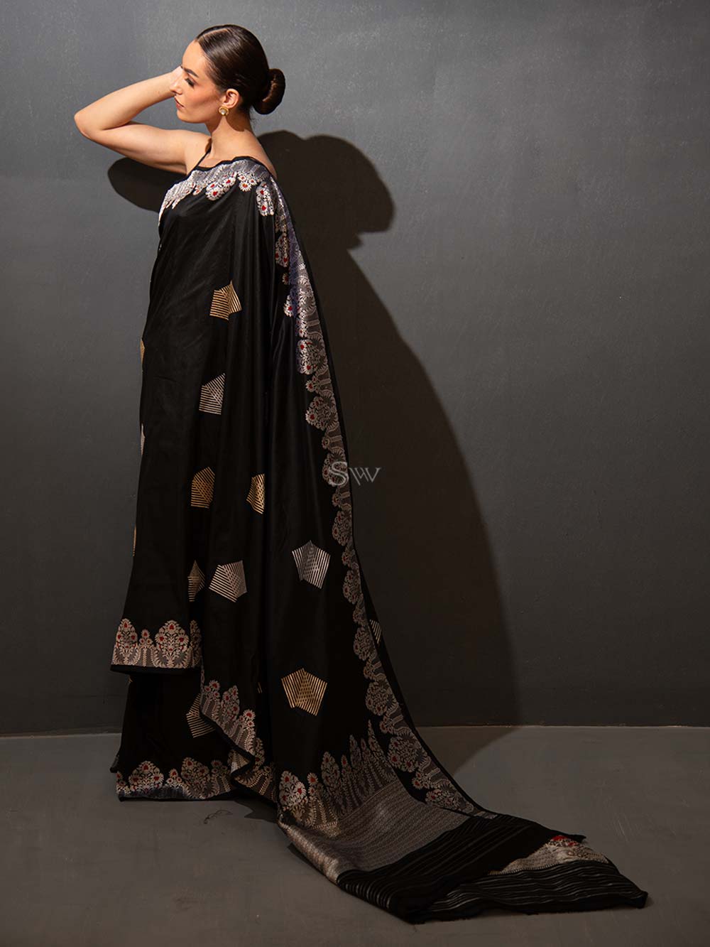 Black Boota Katan Silk Handloom Banarasi Saree - Sacred Weaves