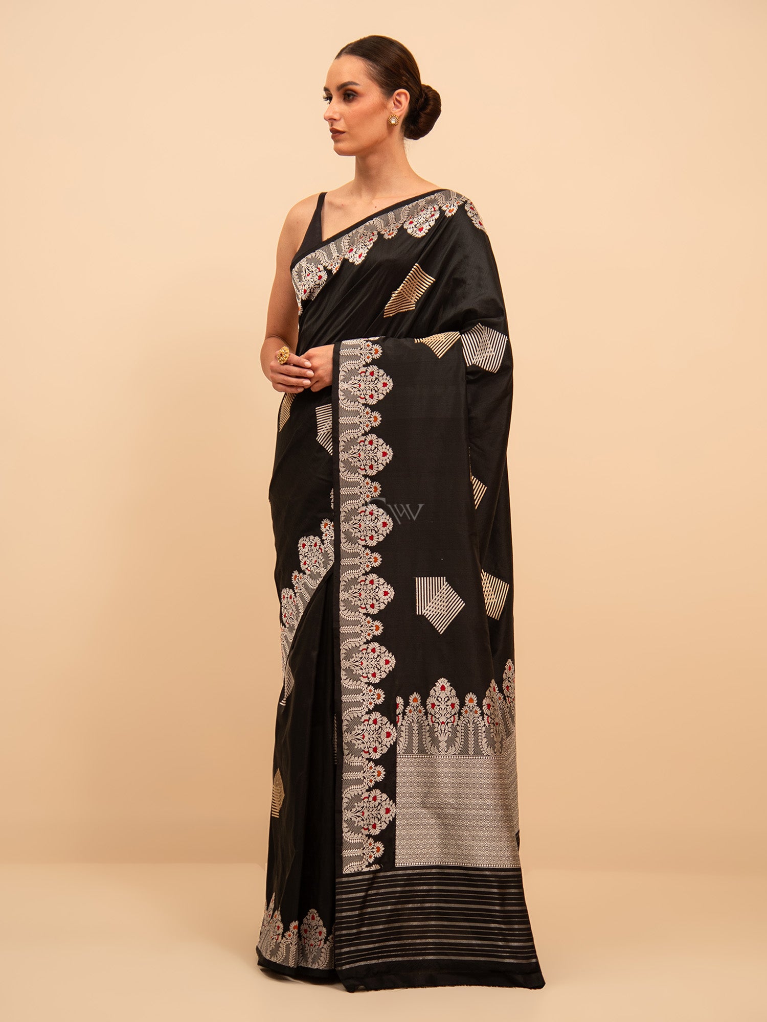 Black Boota Katan Silk Handloom Banarasi Saree - Sacred Weaves
