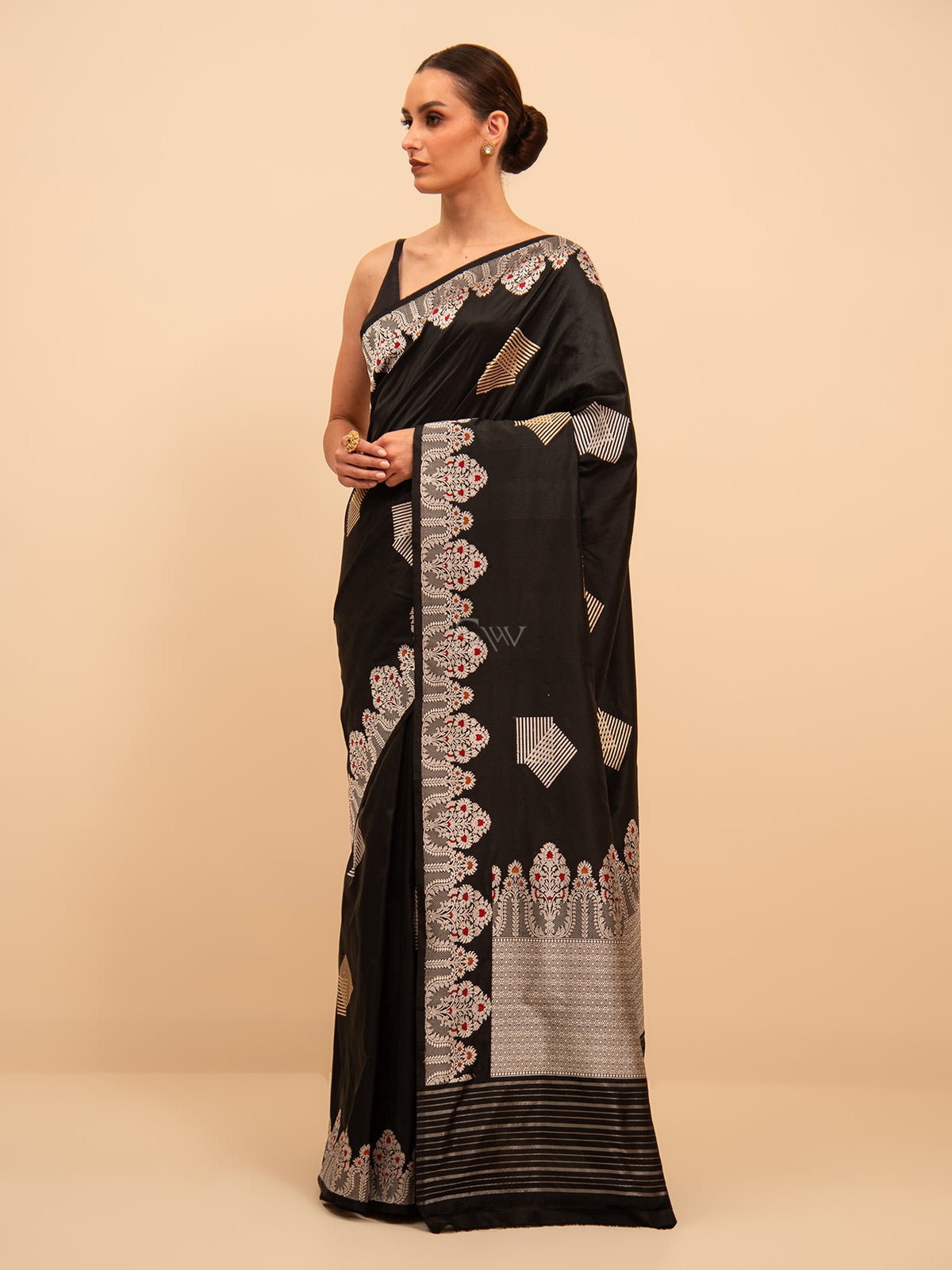 Black Boota Katan Silk Handloom Banarasi Saree - Sacred Weaves