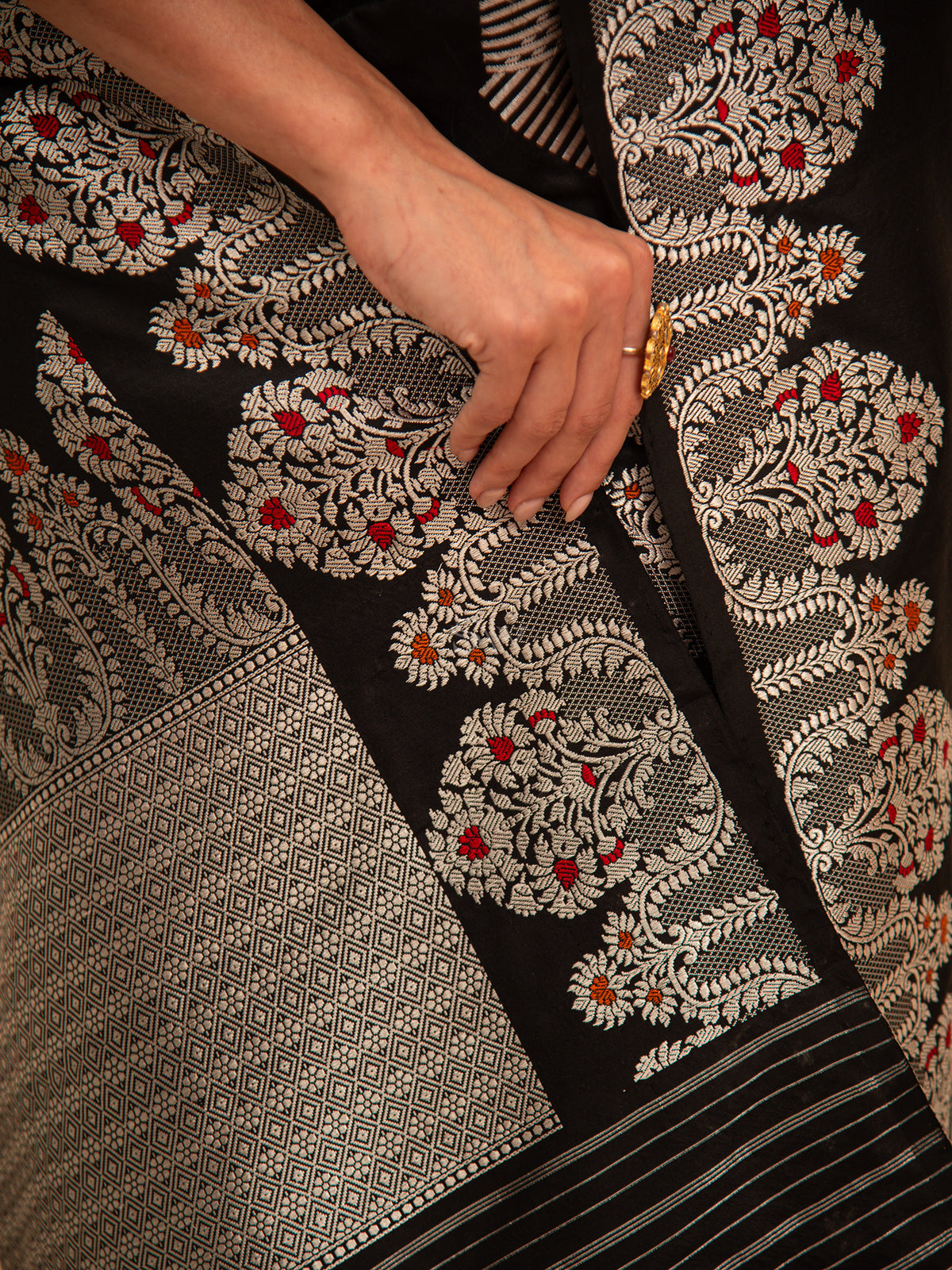 Black Boota Katan Silk Handloom Banarasi Saree - Sacred Weaves