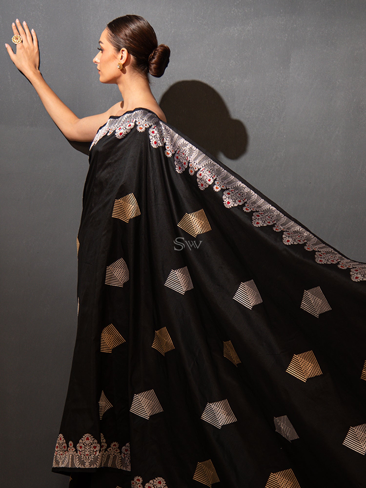 Black Boota Katan Silk Handloom Banarasi Saree - Sacred Weaves