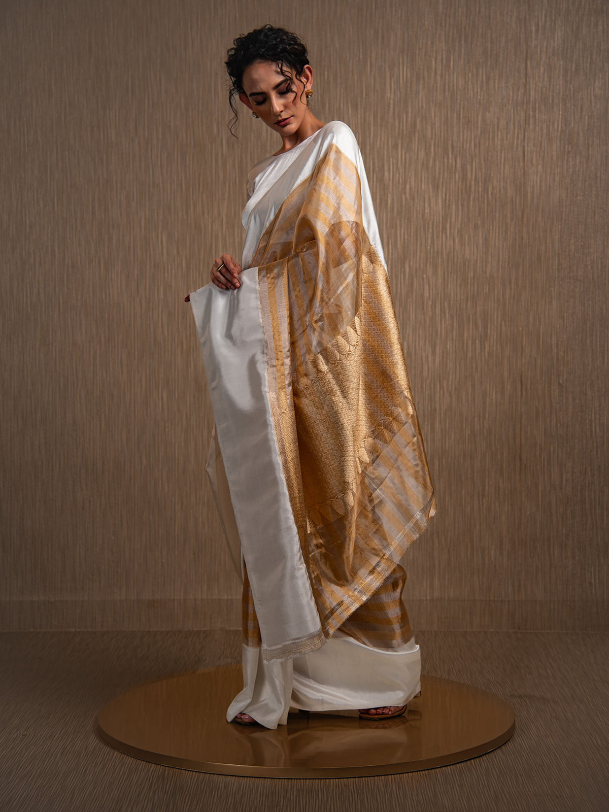 White Gold Tissue Rangkat Handloom Banarasi Saree - Sacred Weaves