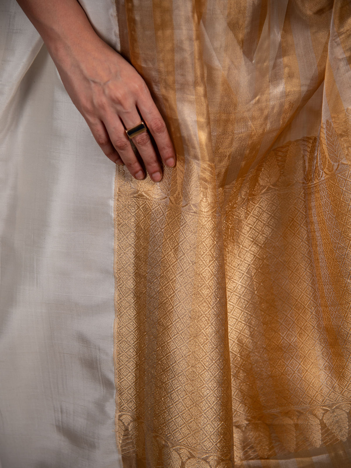 White Gold Tissue Rangkat Handloom Banarasi Saree - Sacred Weaves