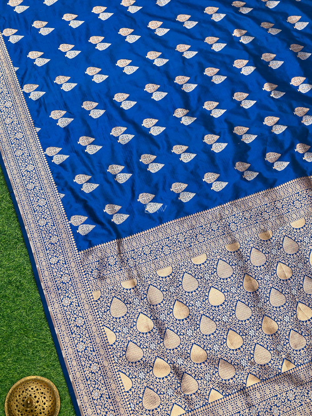 Midnight Blue Booti Katan Silk Handloom Banarasi Saree - Sacred Weaves