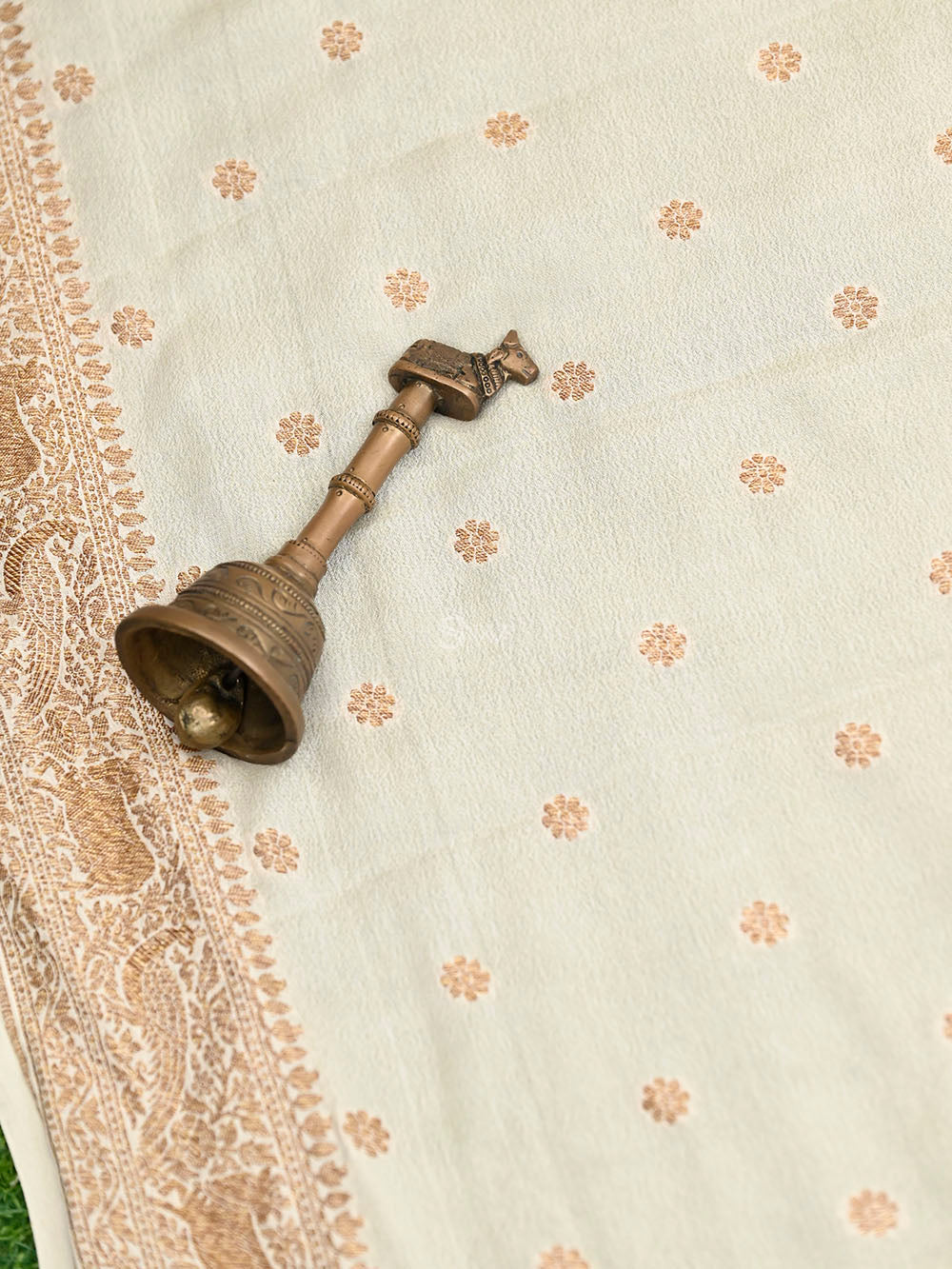 Cream Konia Crepe Silk Booti Handloom Banarasi Saree - Sacred Weaves
