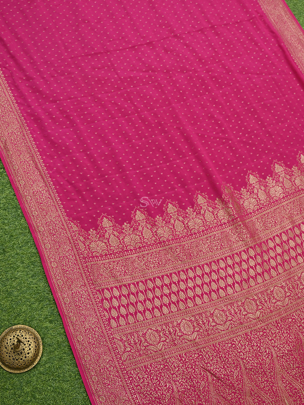 Magenta Crepe Silk Booti Handloom Banarasi Saree - Sacred Weaves