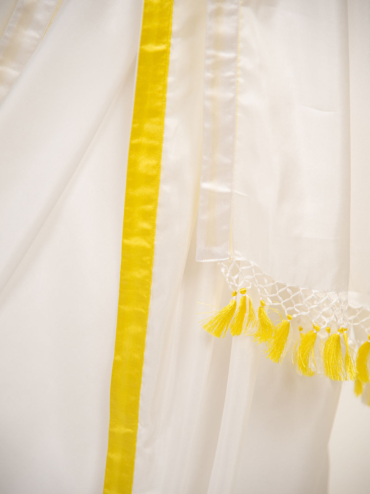 White Contrast Plain Silk Handloom Saree - Sacred Weaves