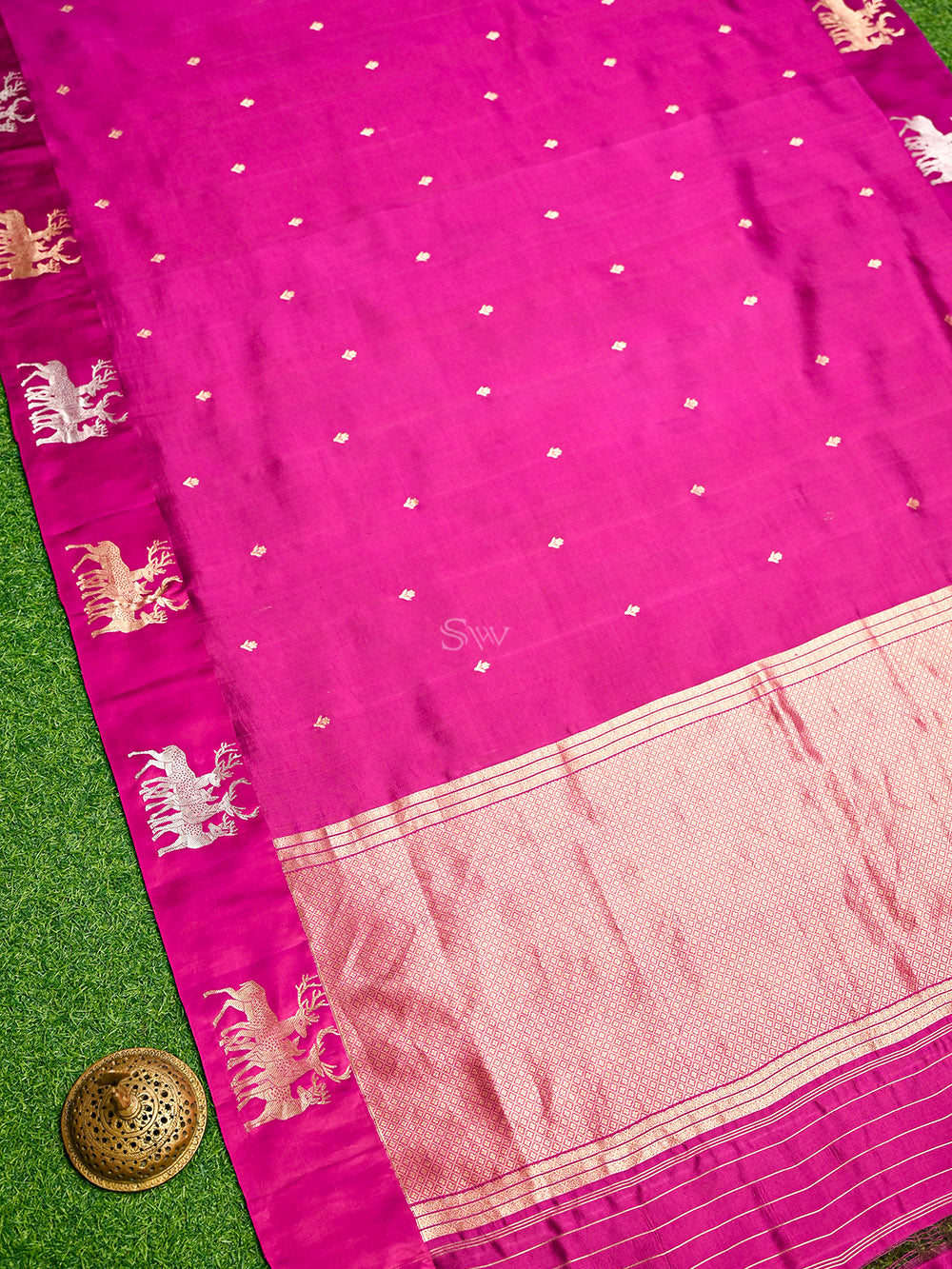 Magenta Booti Katan Silk Handloom Banarasi Saree