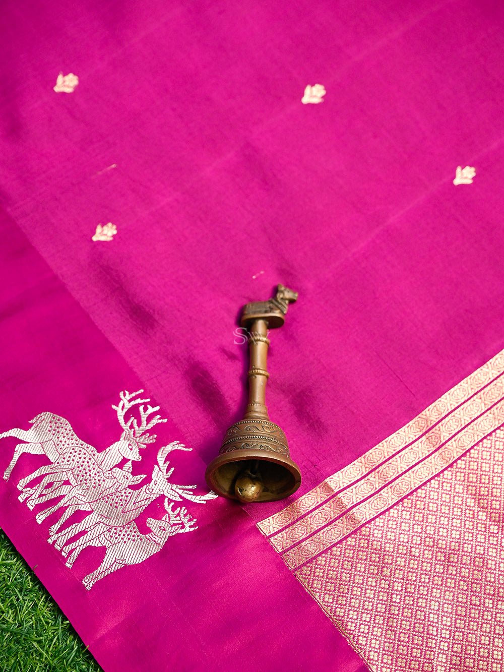 Magenta Booti Katan Silk Handloom Banarasi Saree