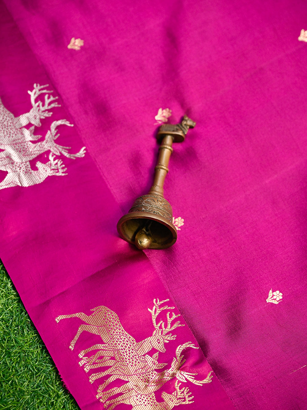 Magenta Booti Katan Silk Handloom Banarasi Saree