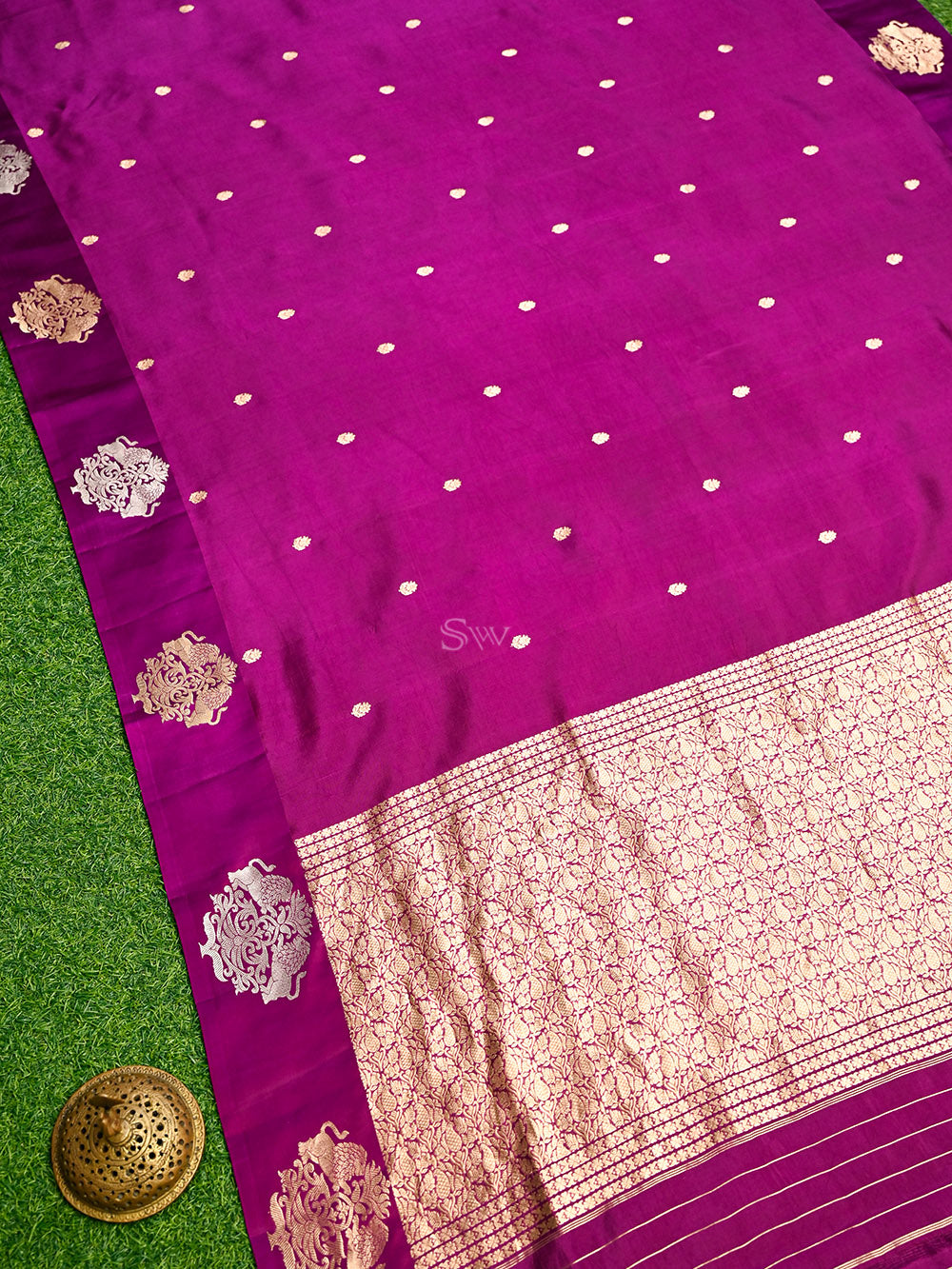 Dark Magenta Booti Katan Silk Handloom Banarasi Saree