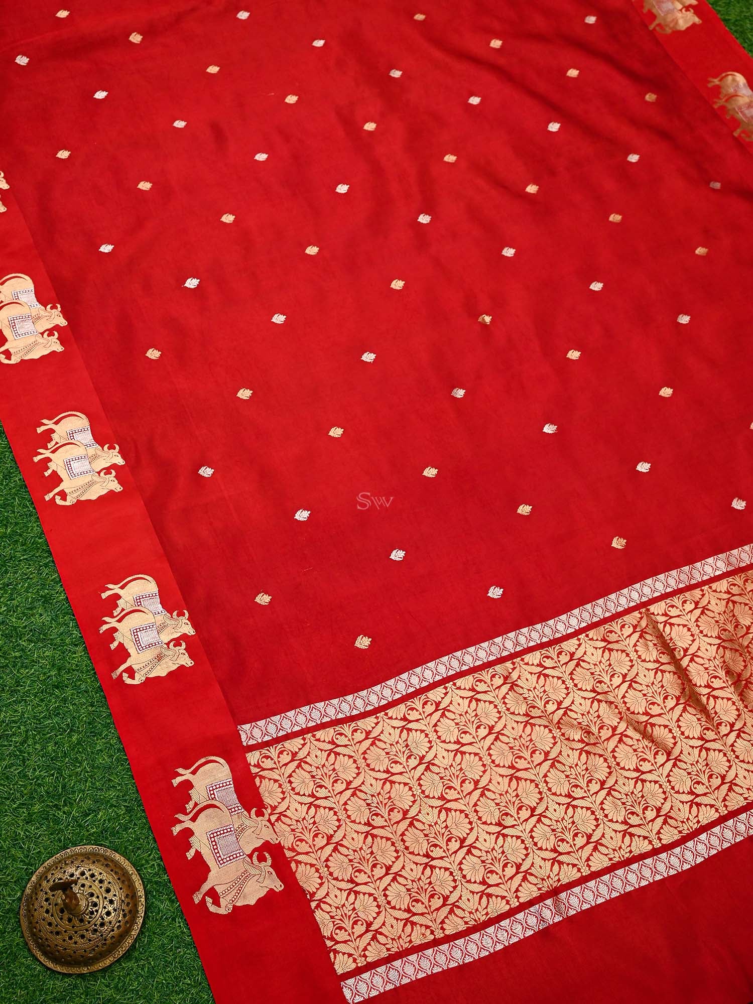 Red Booti Katan Silk Handloom Banarasi Saree - Sacred Weaves
