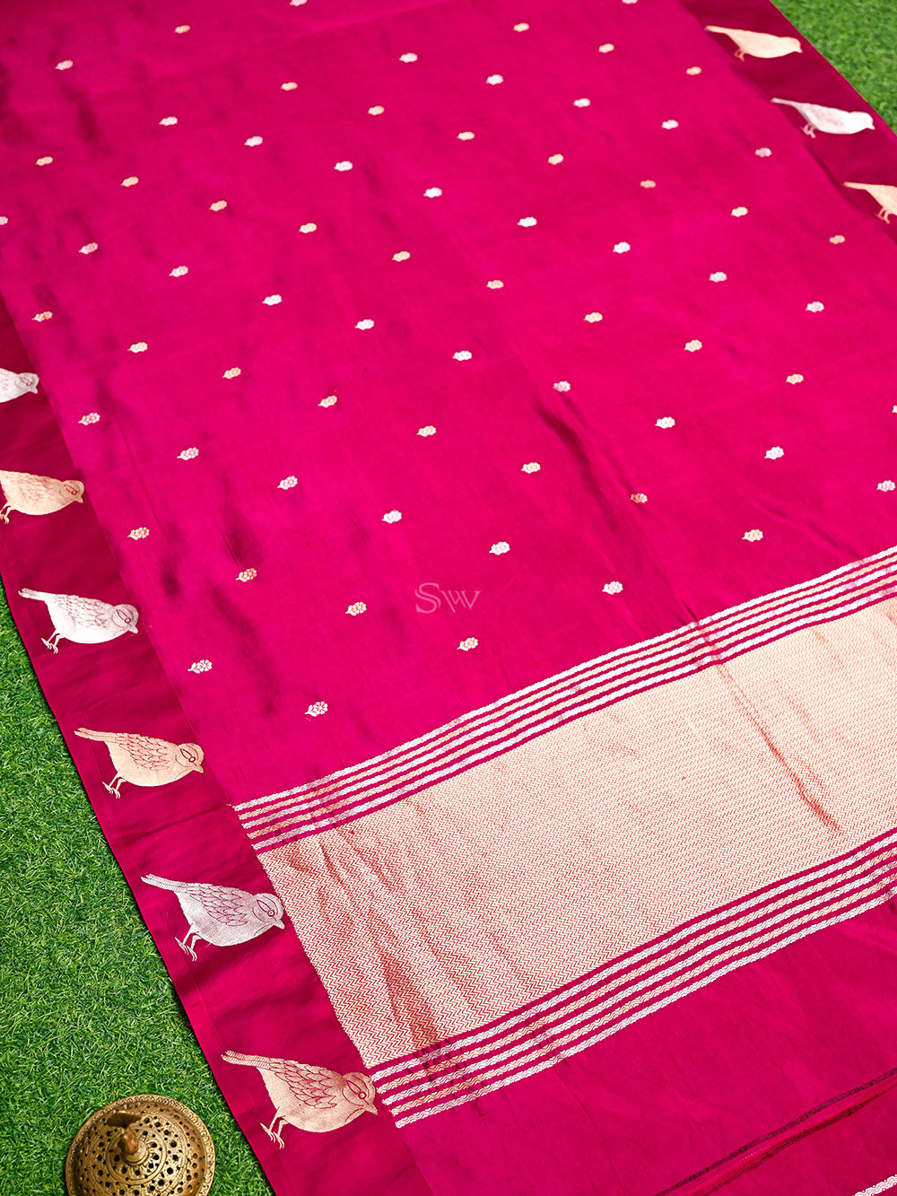 Magenta Booti Katan Silk Handloom Banarasi Saree
