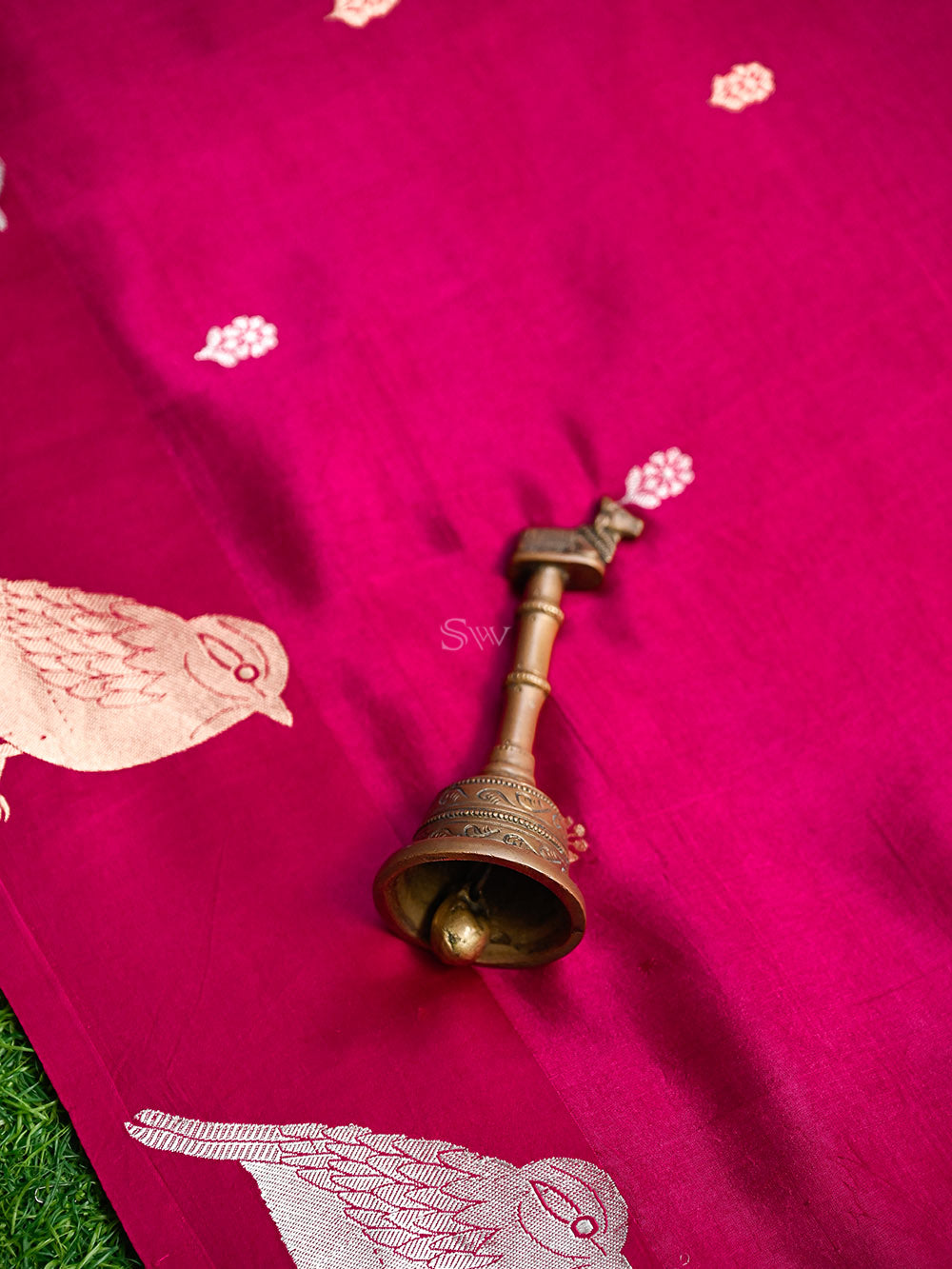 Magenta Booti Katan Silk Handloom Banarasi Saree