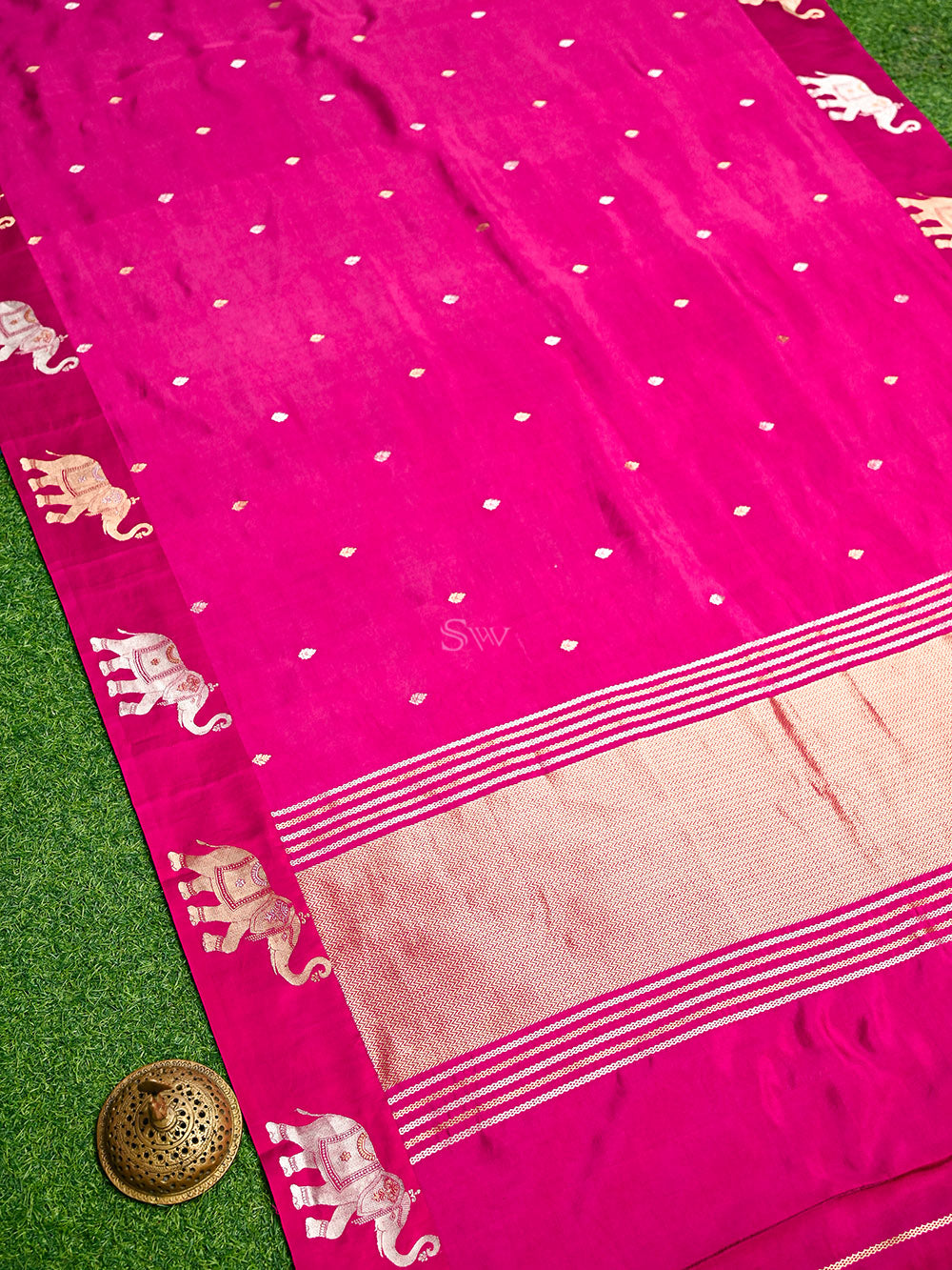 Magenta Booti Katan Silk Handloom Banarasi Saree