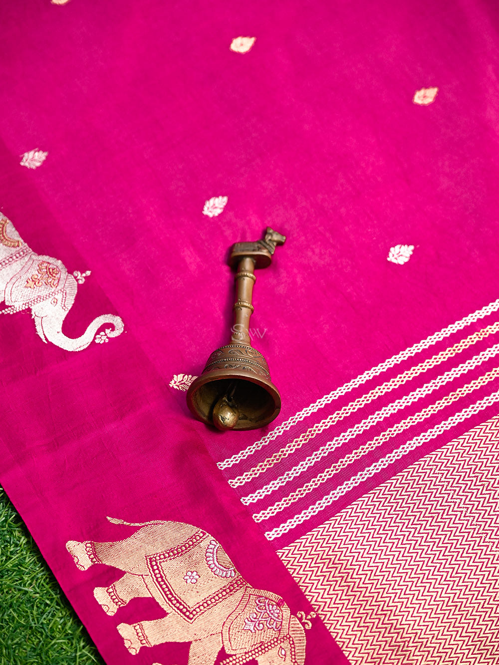 Magenta Booti Katan Silk Handloom Banarasi Saree