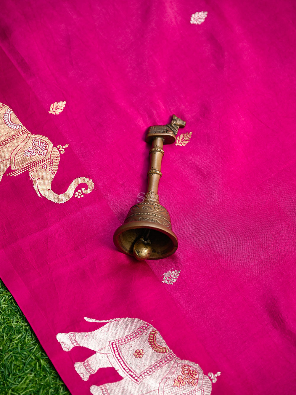 Magenta Booti Katan Silk Handloom Banarasi Saree