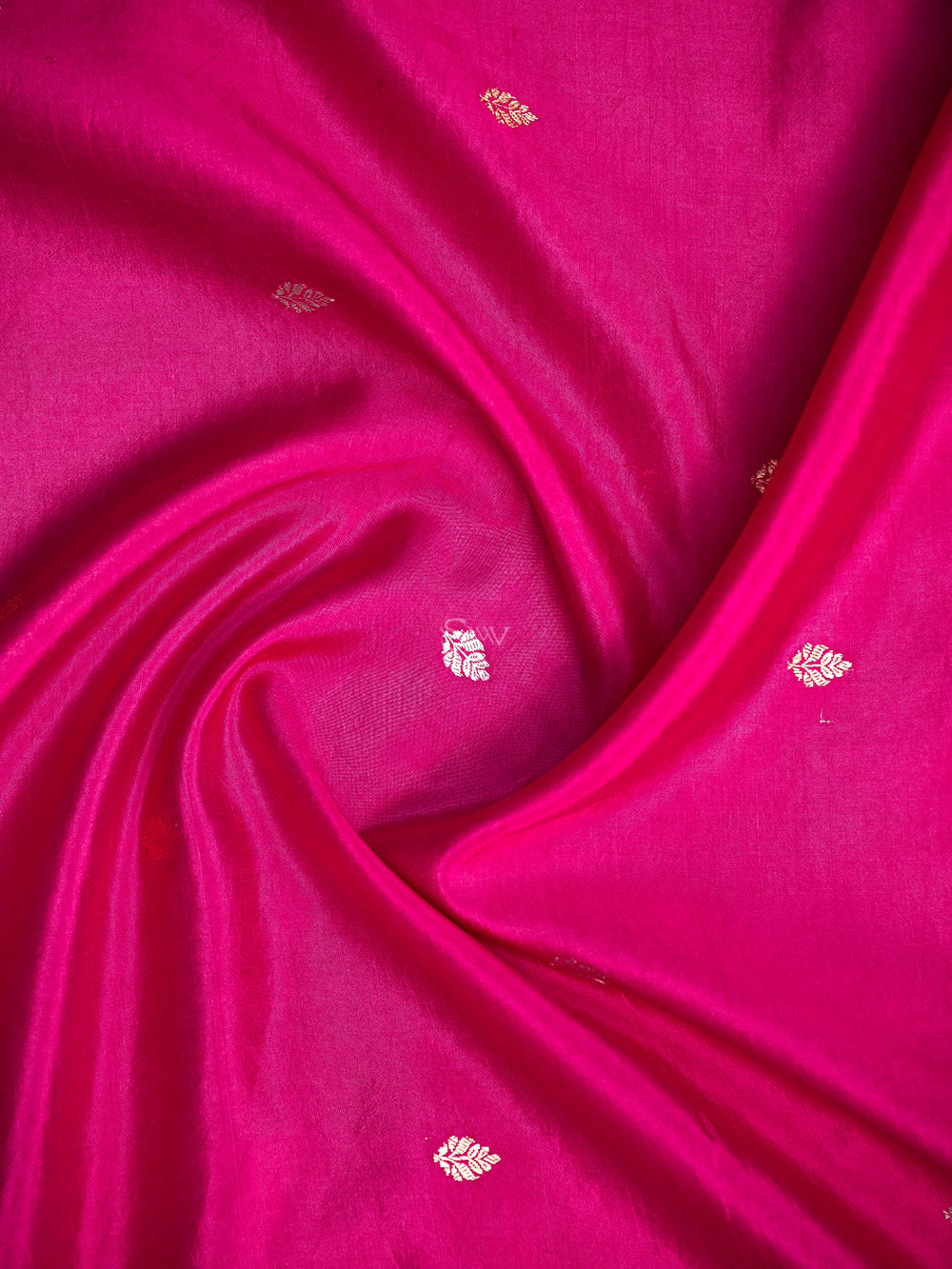 Magenta Booti Katan Silk Handloom Banarasi Saree