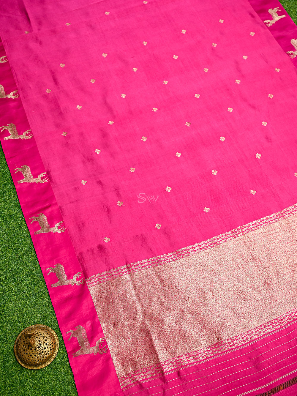 Magenta Booti Katan Silk Handloom Banarasi Saree