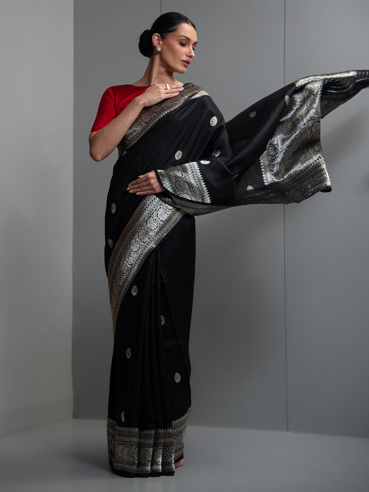 Black Booti Katan Silk Handloom Banarasi Saree