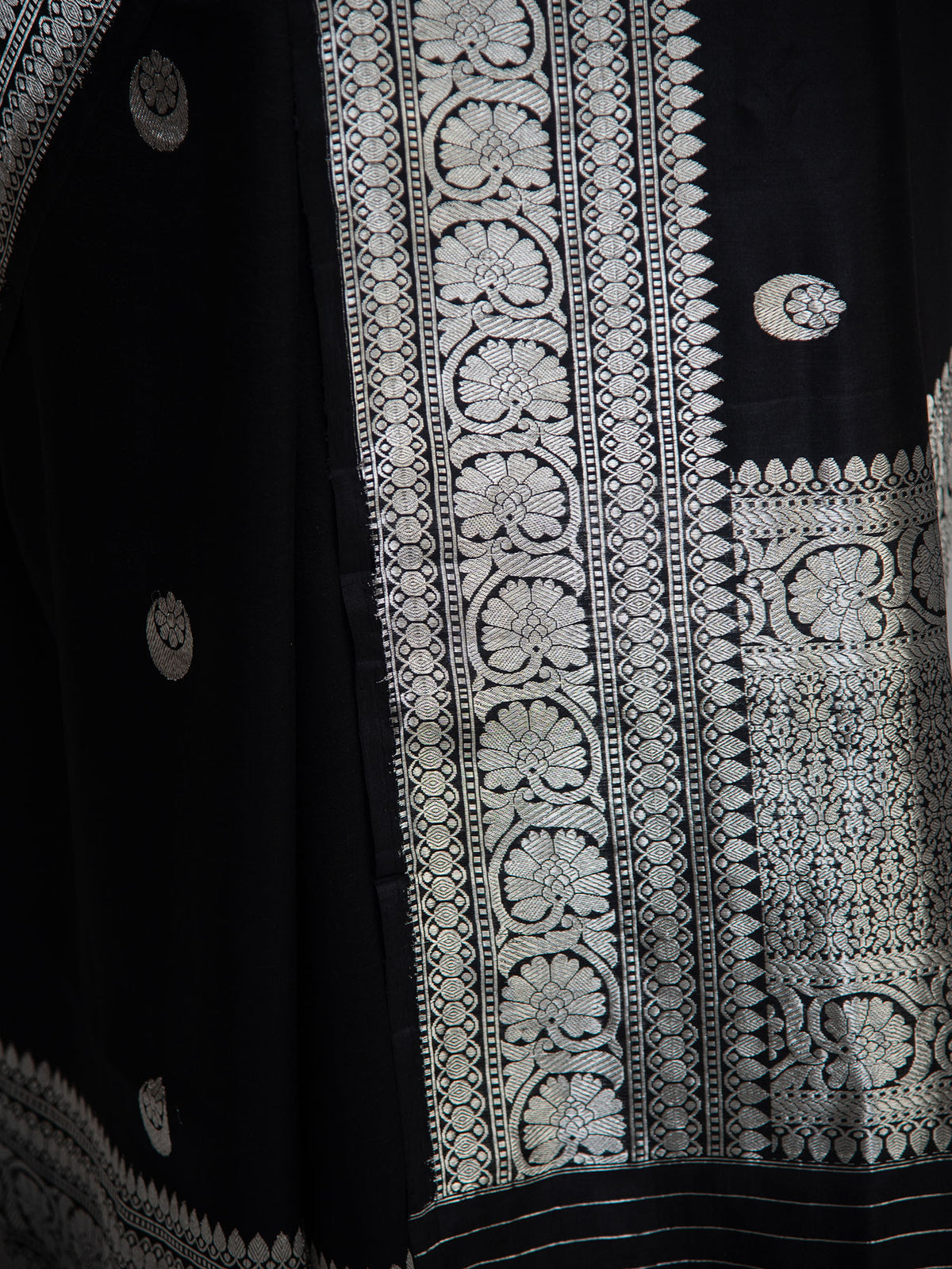 Black Booti Katan Silk Handloom Banarasi Saree