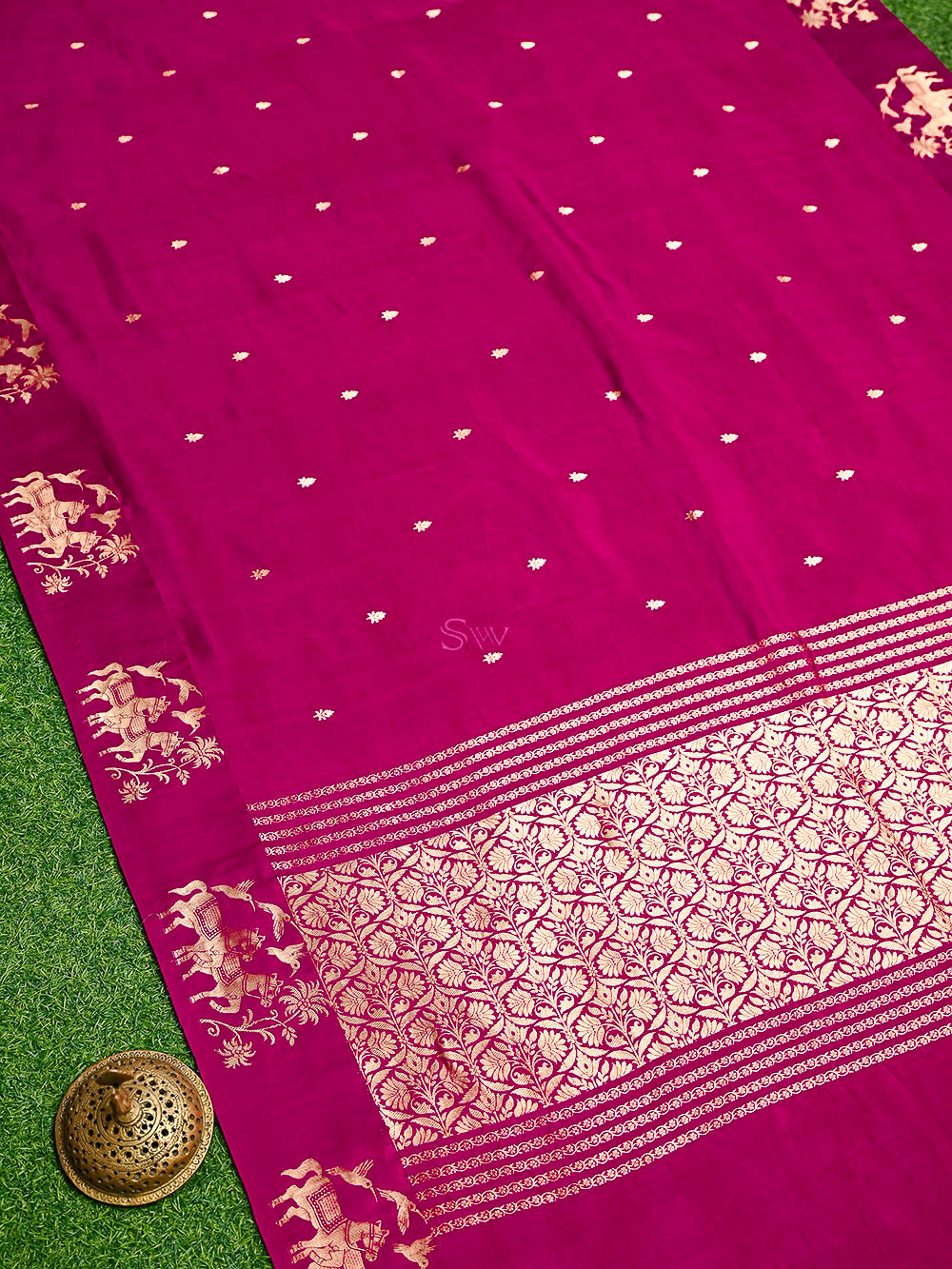Magenta Booti Katan Silk Handloom Banarasi Saree
