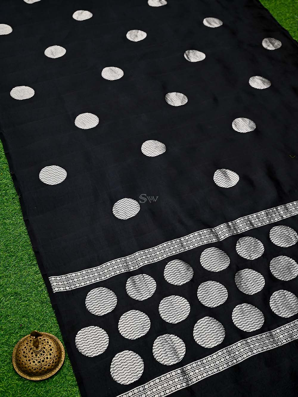 Black Boota Katan Silk Handloom Banarasi Saree - Sacred Weaves