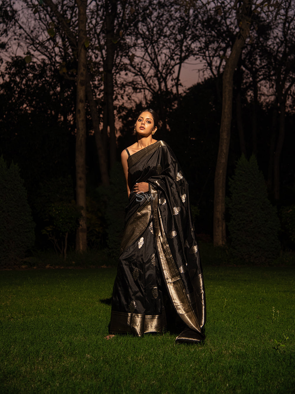 Black Boota Katan Silk Handloom Banarasi Saree - Sacred Weaves