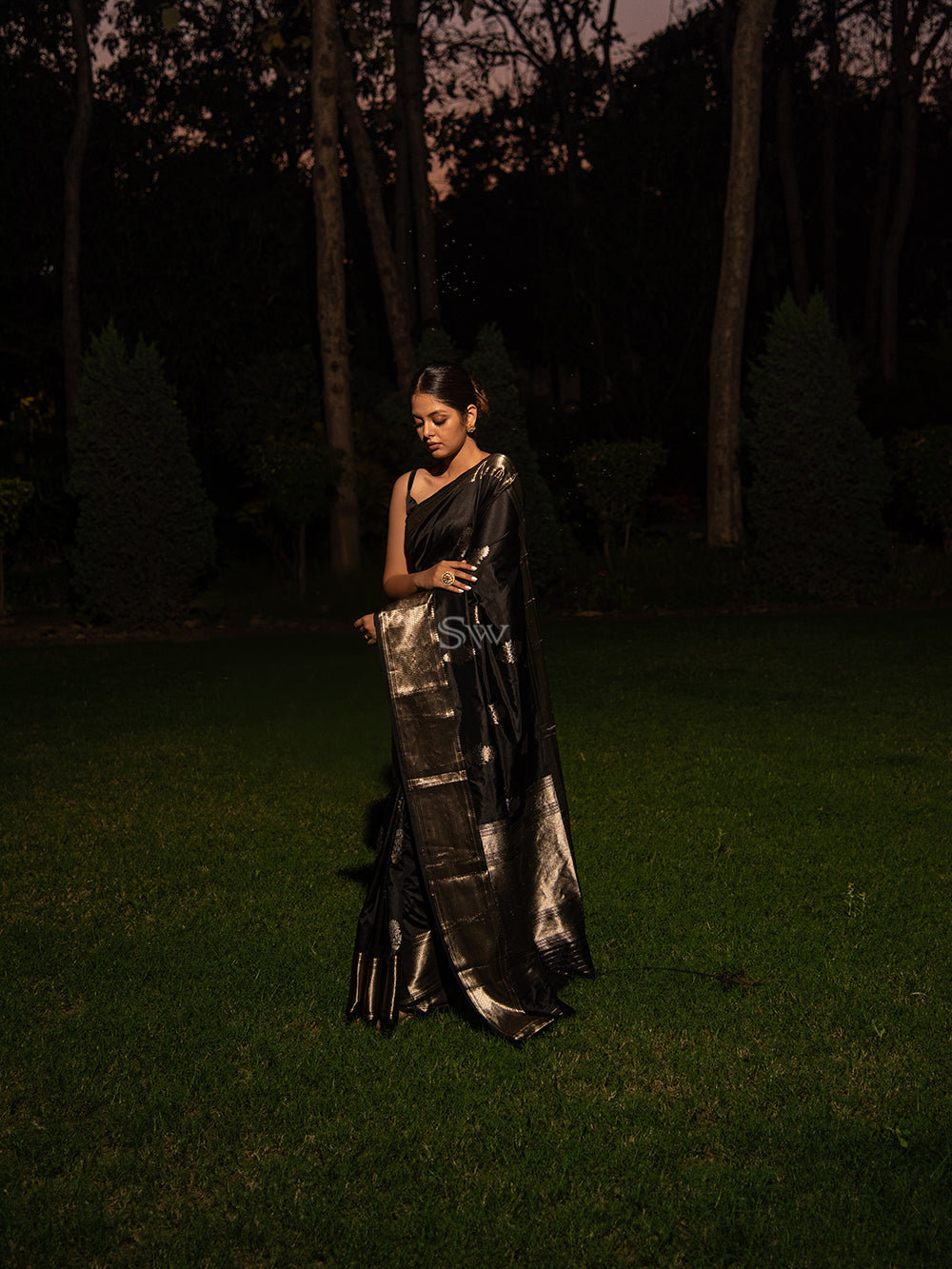 Black Boota Katan Silk Handloom Banarasi Saree - Sacred Weaves
