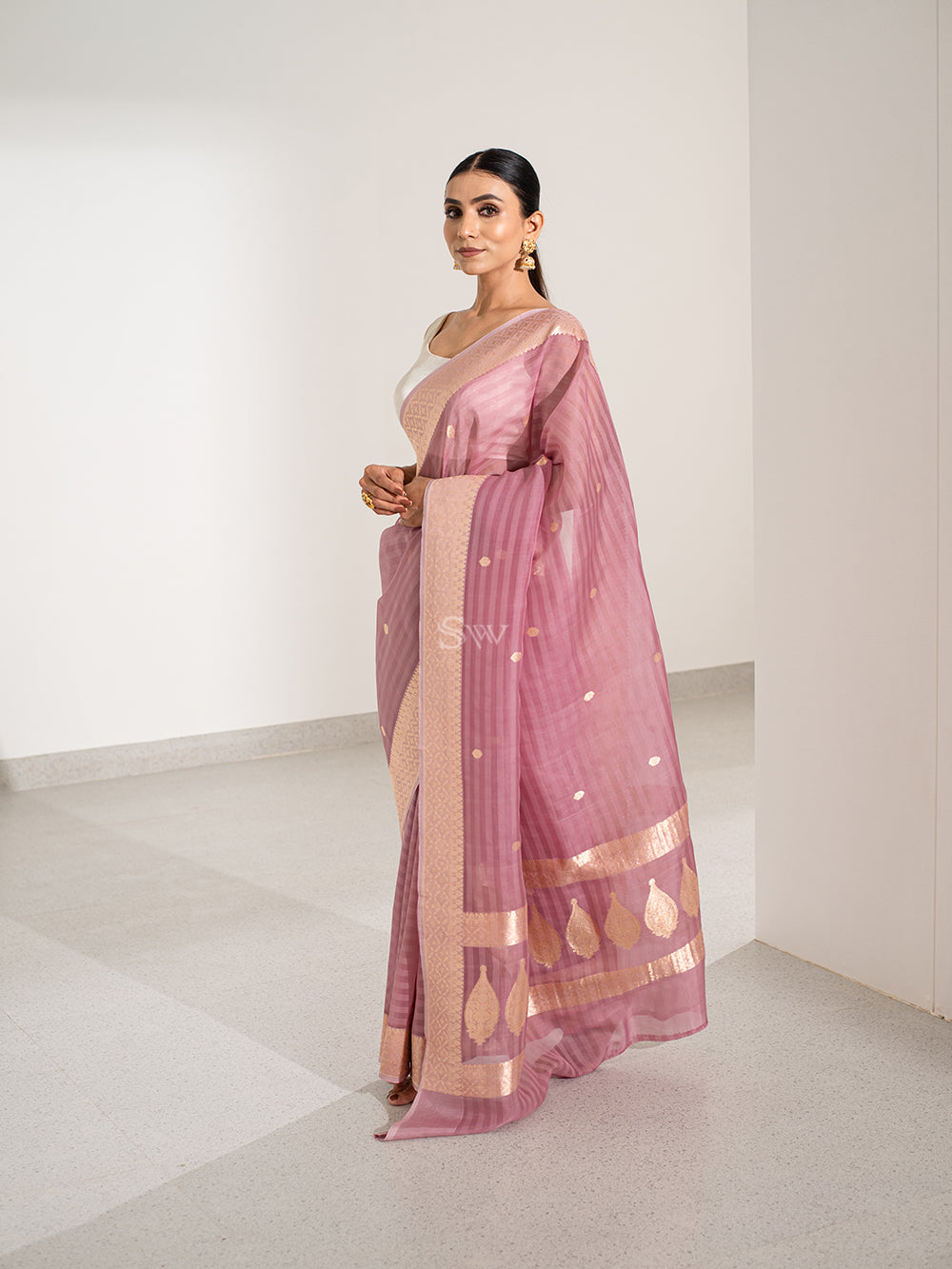 Onion Pink Booti Organza Handloom Banarasi Saree - Sacred Weaves