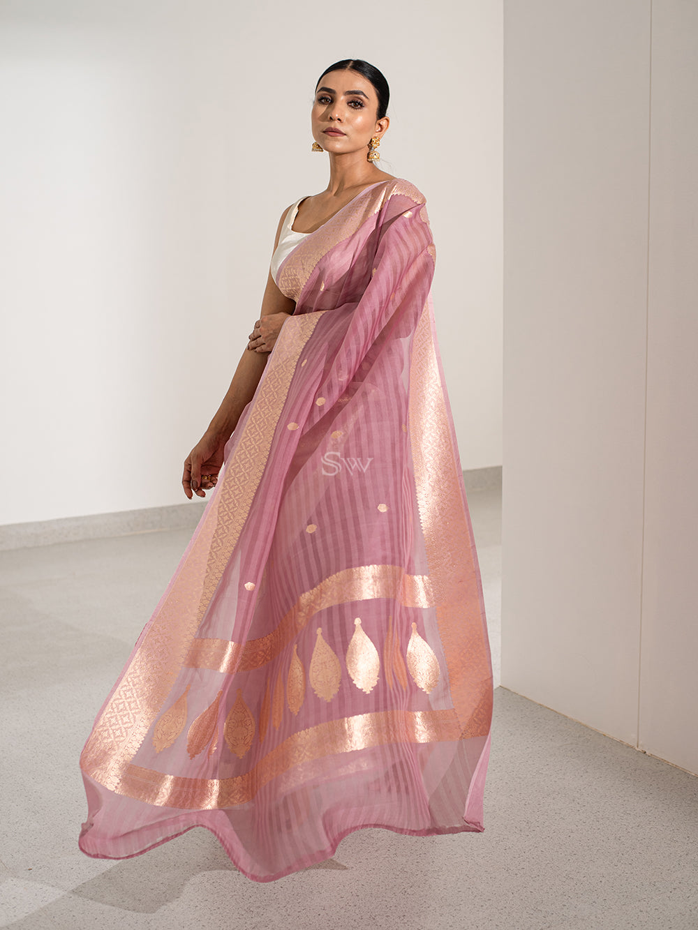 Onion Pink Booti Organza Handloom Banarasi Saree - Sacred Weaves